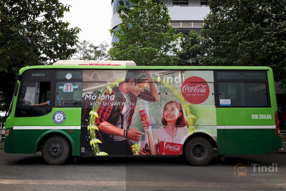 Quảng cáo trên xe buýt có hiệu quả không? Sự thật từ các chiến dịch thực tế Coca-Cola truyền tải cảm xúc qua mẫu quảng cáo xe bus đẹp mắt. Ảnh: Sưu tầm Internet