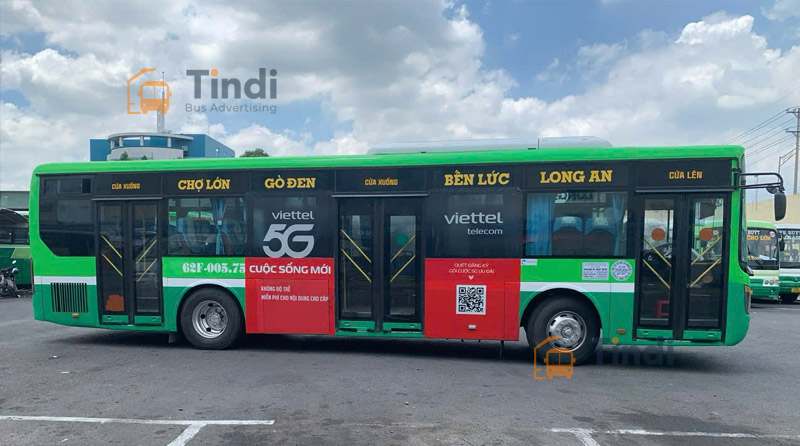 Dán decal quảng cáo tràn kính xe buýt (die-cut) – Giải pháp phủ sóng thương hiệu mạnh mẽ Quảng cáo tràn kính xe buýt, hay còn gọi là quảng cáo decal die-cut xe buýt
