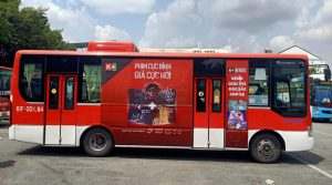 Dán decal quảng cáo tràn kính xe buýt (die-cut) – Giải pháp phủ sóng thương hiệu mạnh mẽ Dán decal quảng cáo tràn kính xe buýt