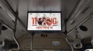 Quảng cáo màn hình LCD trong xe buýt – Giải pháp truyền thông hiện đại, chi phí tối ưu Quảng cáo màn hình LCD trong xe buýt