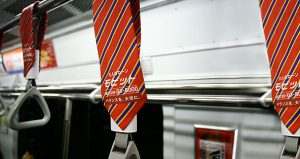 Quảng cáo tay nắm xe buýt – Giải pháp chi phí thấp, hiệu quả cao Quảng cáo tay nắm xe buýt