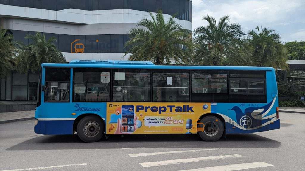 Quảng cáo PrepTalk trên phần thân dưới của một xe buýt màu xanh