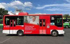 Sai lầm thường gặp khi quảng cáo xe buýt Quảng cáo tràn kính trên xe buýt