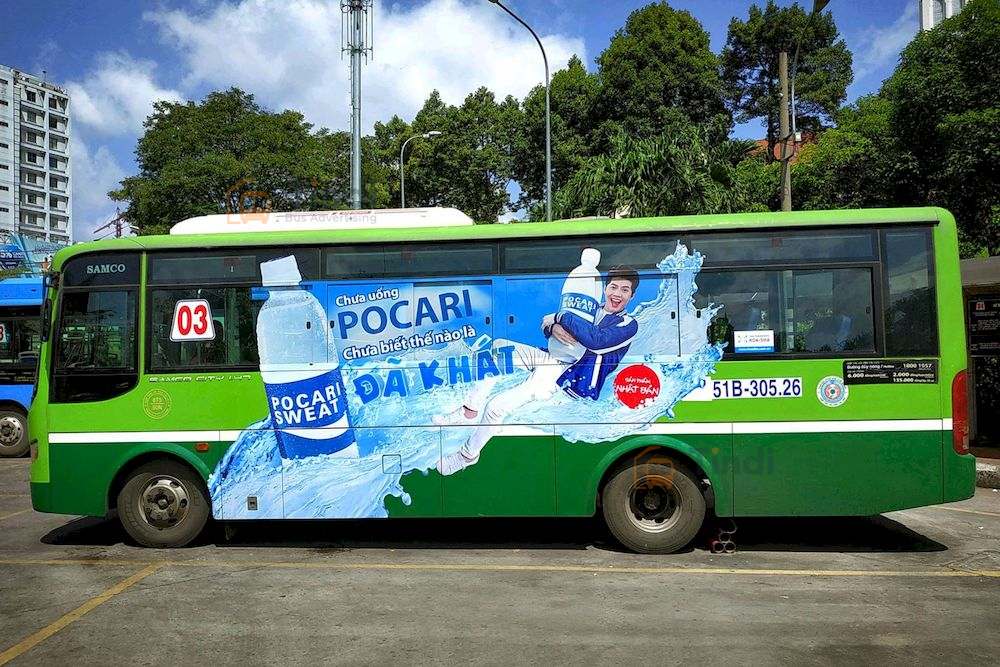 Quảng cáo xe buýt là gì? Tổng quan & lợi ích Quảng cáo xe buýt so với các kênh quảng cáo khác thì chi phí hợp lý mà mang lại hiệu quả cao