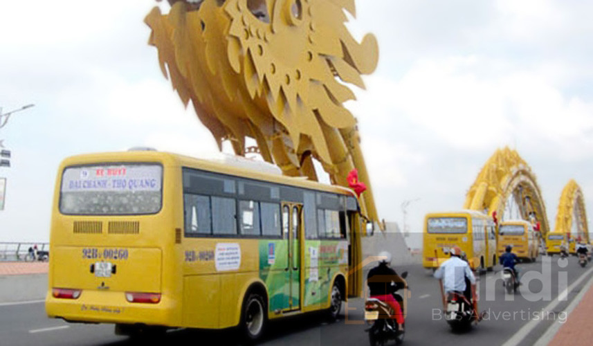 Báo Giá Quảng Cáo Xe Buýt Đà Nẵng 2025 | Tindi Bus Ads Quảng cáo xe buýt tại Đà Nẵng. Maquette nổi bật trên nền xe vàng