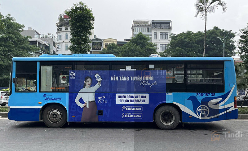 Vì sao quảng cáo xe buýt hiệu quả hơn biển bảng ngoài trời? Quảng cáo trên xe buýt có thể tiếp cận người xem ở nhiều khoảng cách khác nhau. Ảnh: Tindi Bus Ads