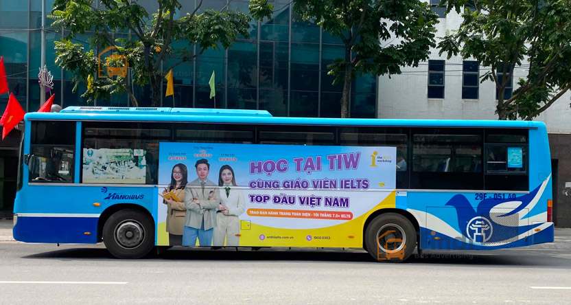 Chi phí quảng cáo tràn kính xe buýt (die-cut) thường cao hơn hình thức chỉ dán body