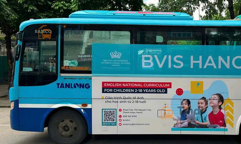 Tương lai quảng cáo xe bus: Công nghệ áp dụng & xu hướng mới tại Việt Nam Người đi đường chỉ cần quét mã QR trên thân xe là có thể truy cập được thông tin của doanh nghiệp muốn truyền tải