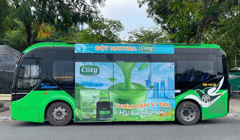 Bí quyết thiết kế decal xe buýt thu hút – xu hướng 2025 Theo thống kê từ nhiều chiến dịch quảng cáo ngoài trời (OOH), thiết kế chiếm đến 70% hiệu quả truyền thông