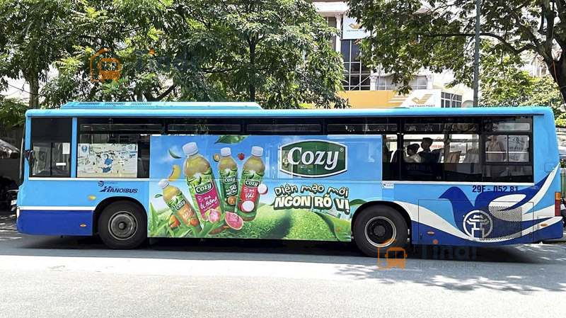 Bí quyết thiết kế decal xe buýt thu hút – xu hướng 2025 Hình thức dán decal body + kính (leo kính – die-cut) đang ngày càng phổ biến