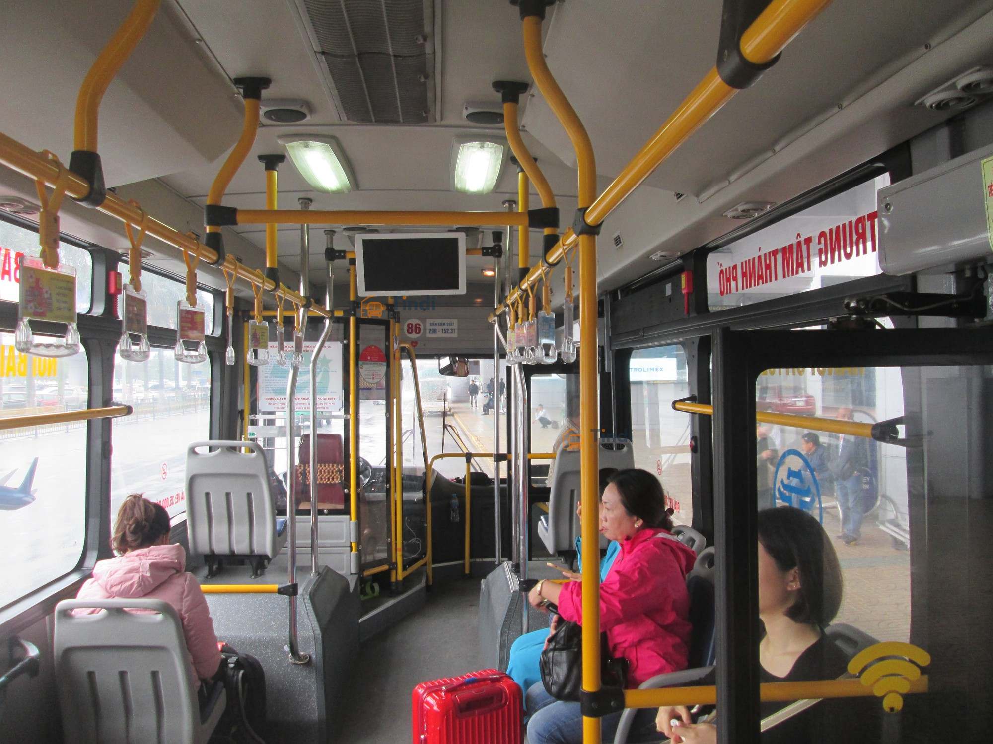 Quảng cáo xe buýt tại Hải Dương – Nền tảng truyền thông ngoài trời hiệu quả cho doanh nghiệp Quảng cáo tay nắm trong xe bus giúp thông điệp ghi sâu trong tâm trí người xem