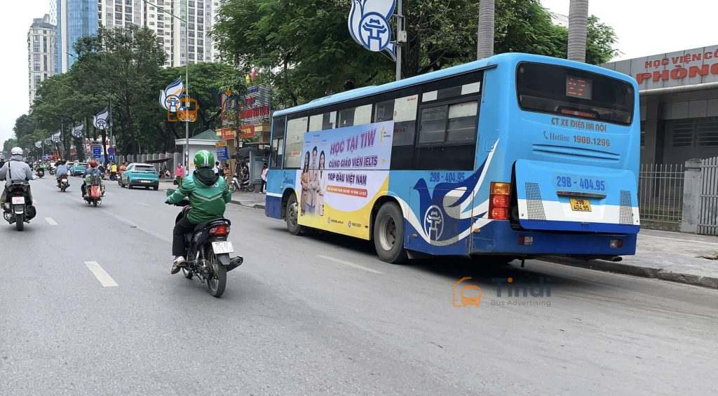 Xe buýt dán quảng cáo lưu thông trên đường đô thị