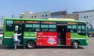 Hình ảnh quảng cáo trên xe bus của Viettel Construction ấn tượng lăn bánh trên phố Sài Gòn