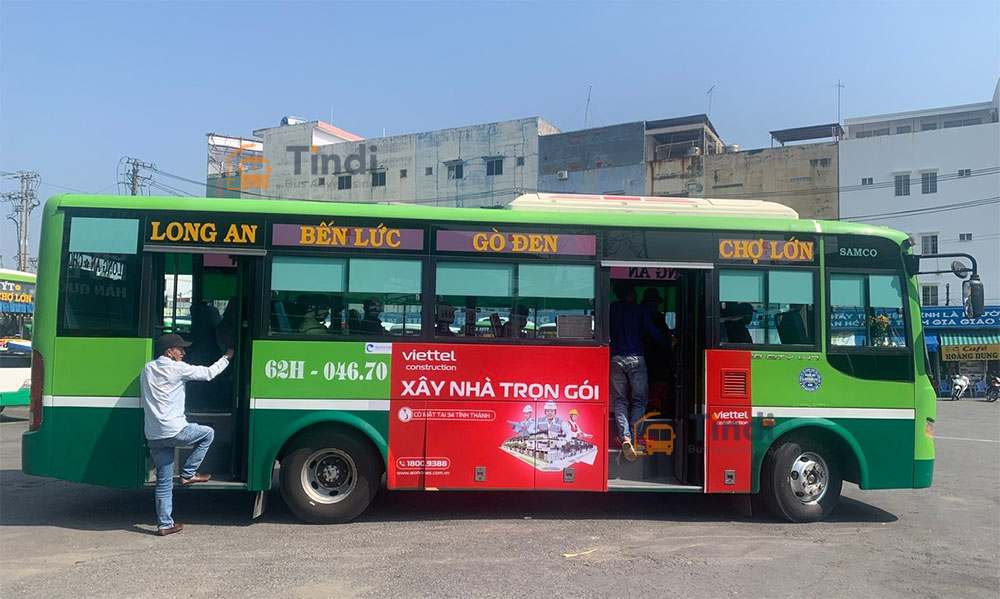 Hình ảnh quảng cáo trên xe bus của Viettel Construction ấn tượng lăn bánh trên phố Sài Gòn