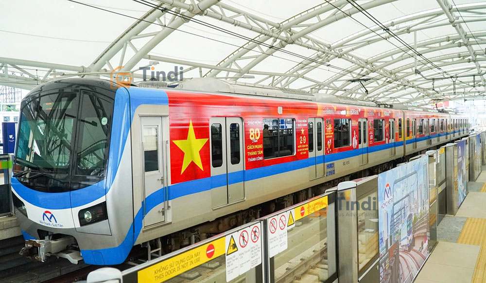 Quảng cáo tàu điện (metro, MRT, subway) được xem là hình thức có mức độ hiện đại và trải nghiệm thương hiệu cao nhất, đặc biệt tại các đô thị lớn